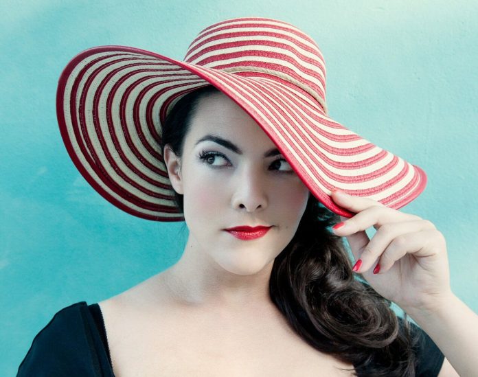 HOLANDIA: Caro Emerald & Metropole Orkest - Something For Christmas 641621-696x549