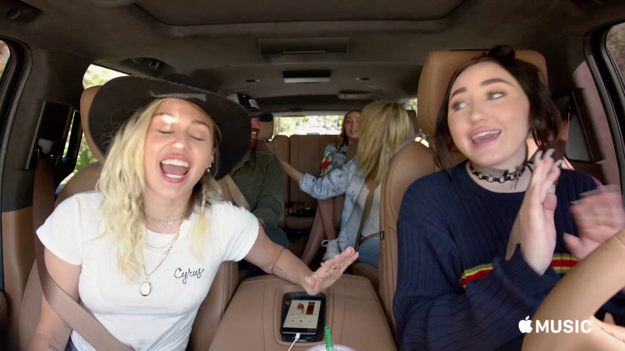Stark, Ariana Grande, Miley Cyrus z Noah Cyrus w Carpool Karaoke