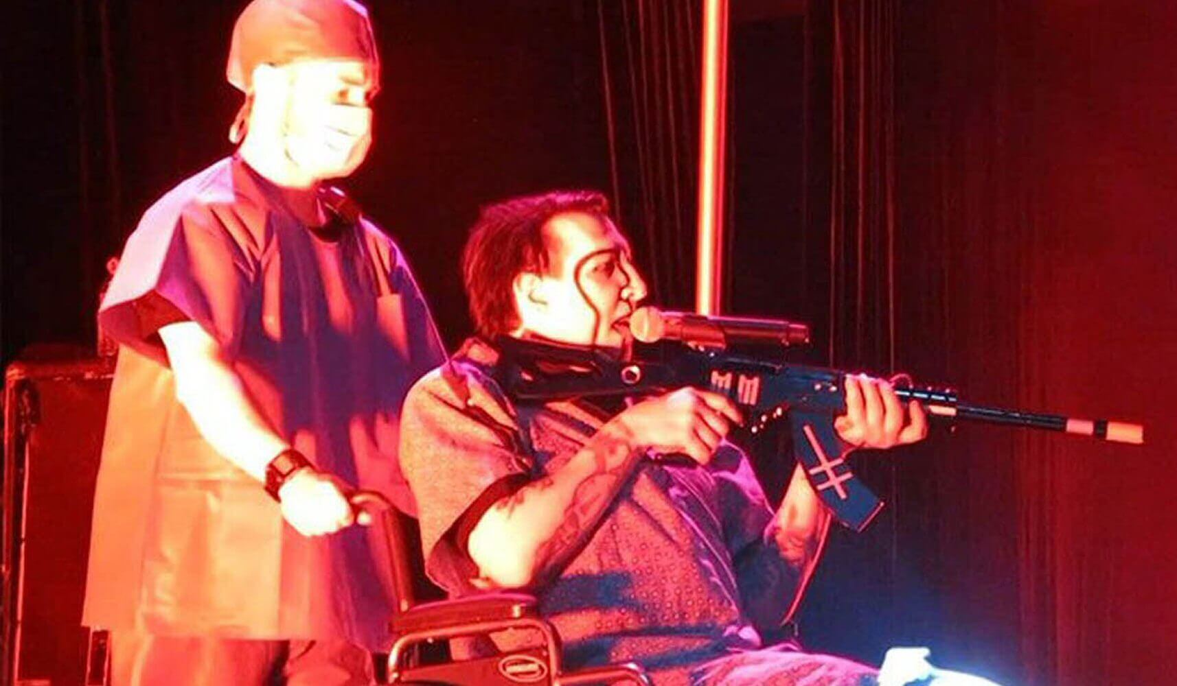 Marilyn Manson tłumaczy się ze "strzelania" do publiczności