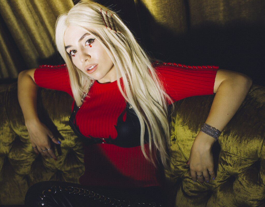 Ava Max TOPLESS! Piosenkarka zachwyciła fanów ⋆ MUZOTAKT.pl