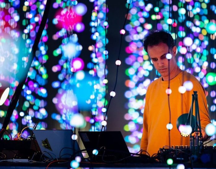 Four Tet zapowiada szesnaście oceanów Four Tet zapowiada szesnaście oceanów