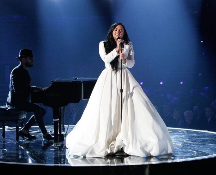 Demi Lovato we łzach zaśpiewała Anyone. Została nagrodzona owacjami na stojąco! Demi Lovato we łzach zaśpiewała Anyone. Została nagrodzona owacjami na stojąco!