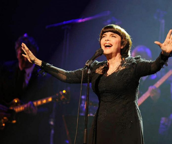 Mireille Mathieu ponownie odwiedzi Polskę. „Urodziłam się, żeby śpiewać“ Mireille Mathieu ponownie odwiedzi Polskę. „Urodziłam się, żeby śpiewać“