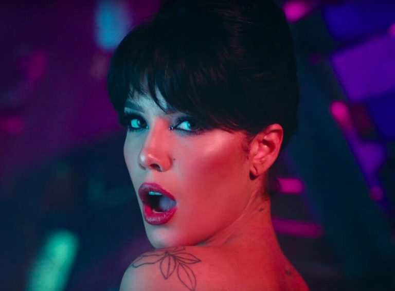 Halsey ROZBIERA się w seksownym w klipie "You Should Be Sad" (WIDEO)