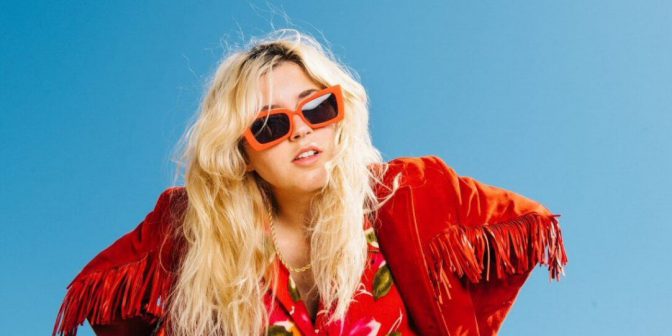 Caroline Rose idzie z Hollywood do Hollywood