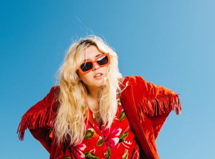 Caroline Rose idzie z Hollywood do Hollywood