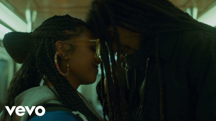 Skip Marley i H.E.R. trzymają się za ręce w Nowym Jorku