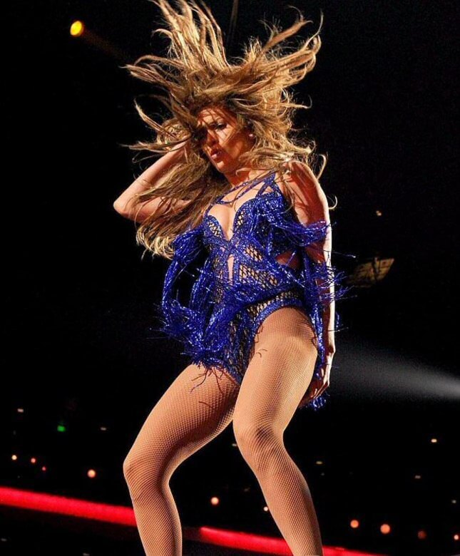 Jennifer Lopez: Zobacz gorące i nieziemskie kreacje przed Super Bowl (FOTO)