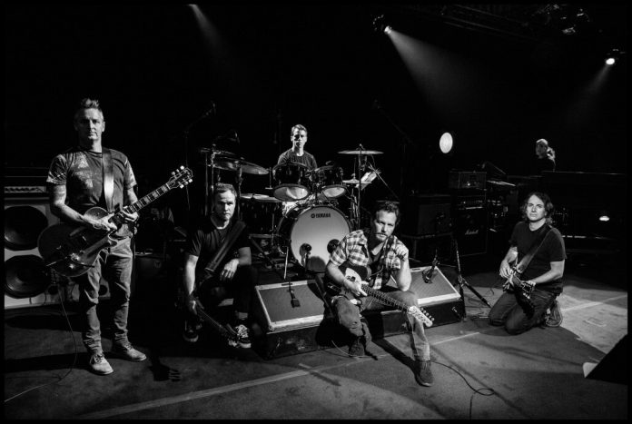 Pearl Jam z oficjalnym klipem do „Dance of the Clairvoyants” Pearl Jam z oficjalnym klipem do „Dance of the Clairvoyants”