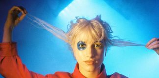 Hayley Williams wychodzi z kokonu (WIDEO)