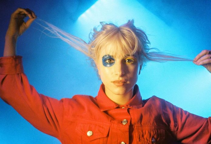 Hayley Williams wychodzi z kokonu (WIDEO)