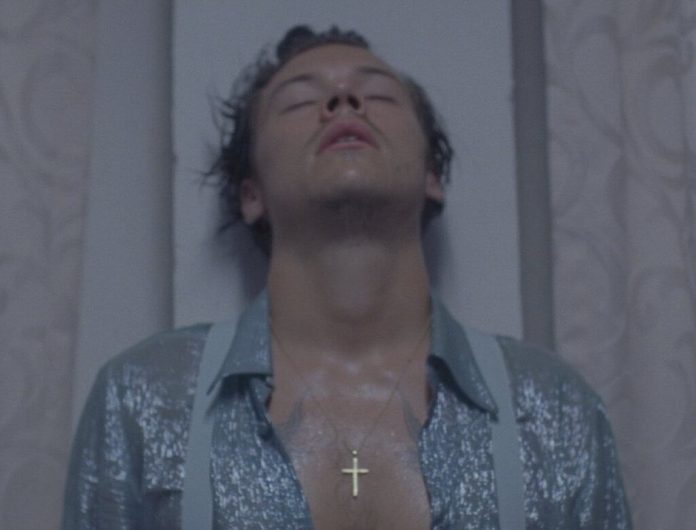 Harry Styles tańczy salsę z rodzicami Jamesa Cordena Harry Styles tańczy salsę z rodzicami Jamesa Cordena