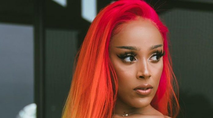 Doja Cat wdzięczy się w bikini. Niewiele pozostawiła wyobraźni! (FOTO)