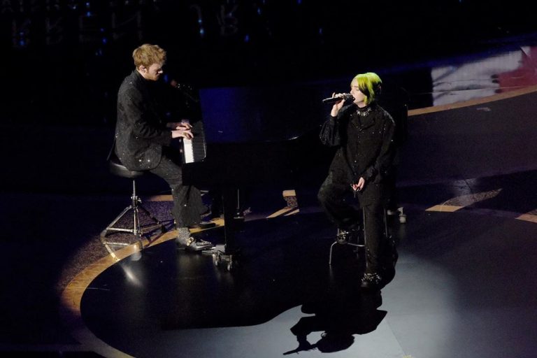 Oscary 2020: Billie Eilish oddała hołd m.in. Koby'emu Bryantowi! WZRUSZAJĄCY występ (WIDEO)