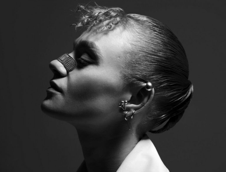 Rosalie. zapowiada przebojowy album! Zobacz klip "Nie mów”