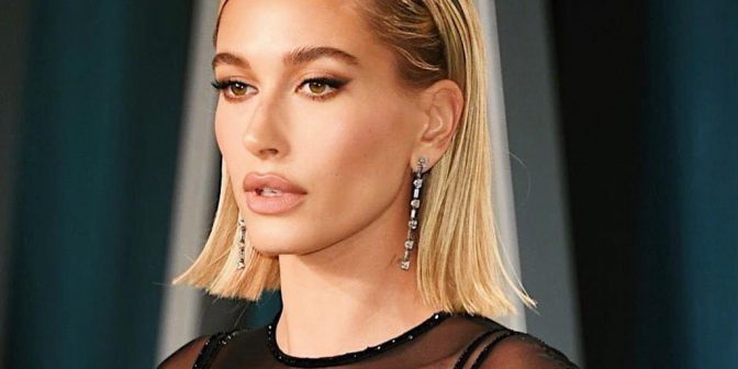 Hailey Bieber w OSZAŁAMIAJĄCEJ sukience na imprezie “Vanity Fair”. Nie można oderwać oczu!