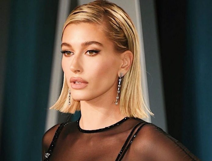 Hailey Bieber w OSZAŁAMIAJĄCEJ sukience na imprezie Hailey Bieber w OSZAŁAMIAJĄCEJ sukience na imprezie