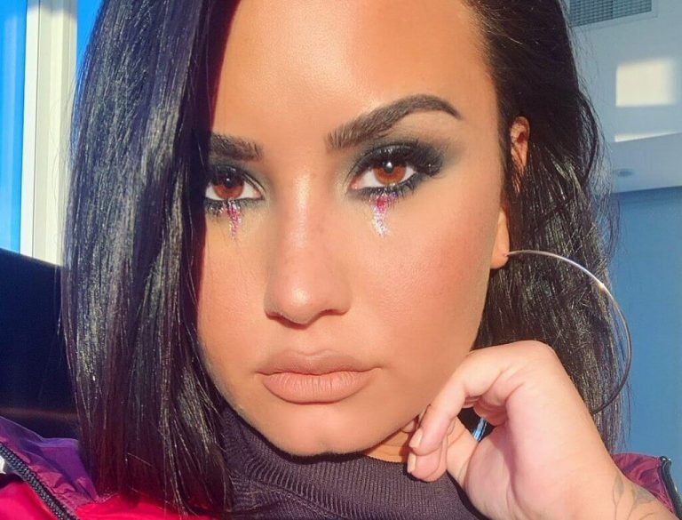 Demi Lovato dosłownie walczy sama ze sobą! Łzy cisną się do oczu (WIDEO)