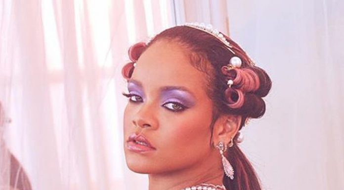 Rihanna wdzięczy się w koronkowej bieliźnie. Jest na co popatrzeć!