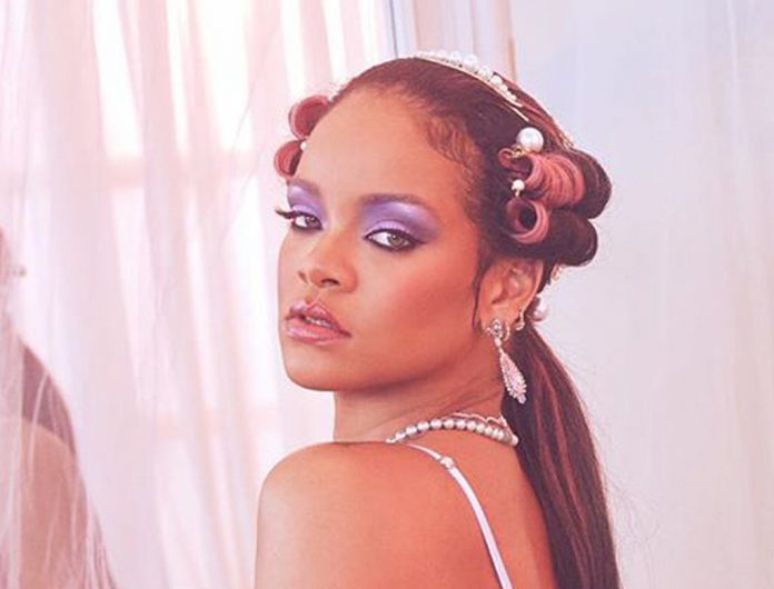 Rihanna wdzięczy się w koronkowej bieliźnie. Jest na co popatrzeć!