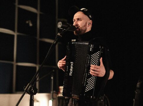 #Zostańwdomu i posłuchaj jak Baranovski śpiewa Billie Eilish