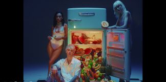 Machine Gun Kelly er*tycznie z owocami (WIDEO)