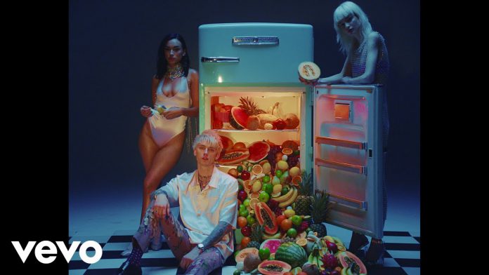 Machine Gun Kelly er*tycznie z owocami (WIDEO)