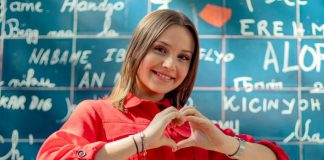 Carla – muzyczny fenomen z Francji – wspiera akcję #zostajęwdomu