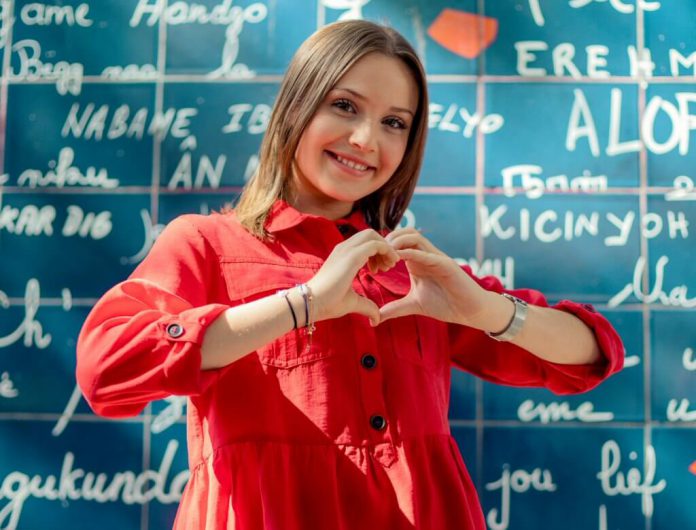 Carla – muzyczny fenomen z Francji – wspiera akcję #zostajęwdomu