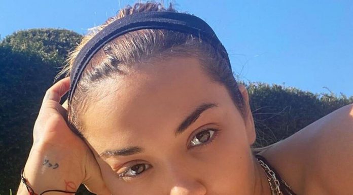 Rita Ora w prześwitującej bieliźnie. Trudno oderwać wzrok! (FOTO)