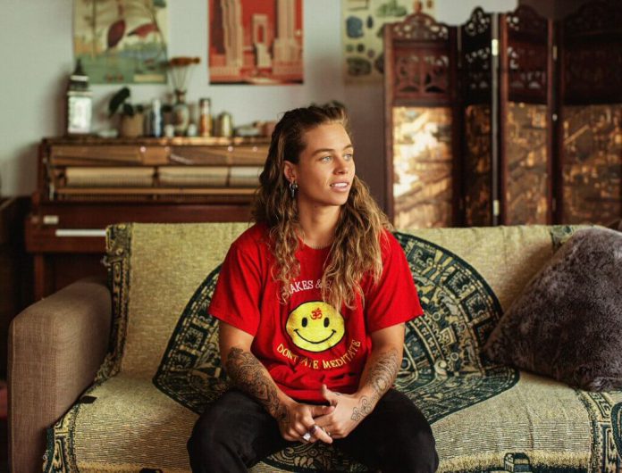 Tash Sultana: Cały świat tańczy w izolacji do nowego kawałka „Pretty Lady”