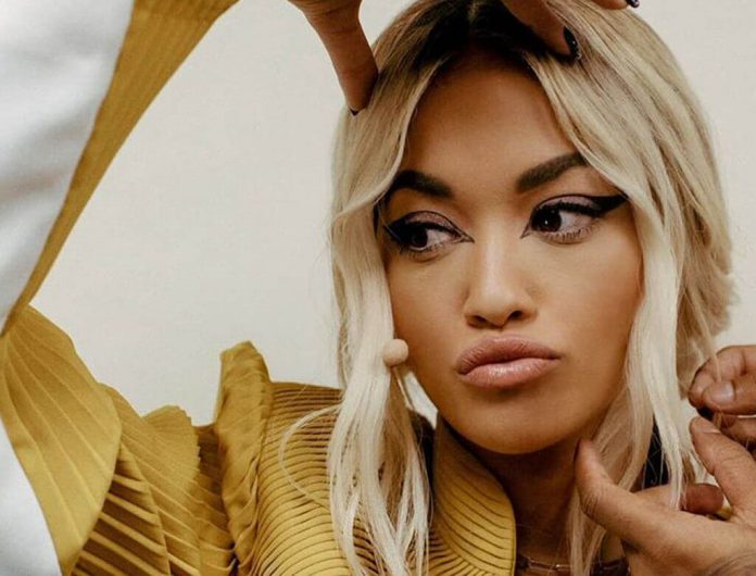 Rozpromieniona Rita Ora