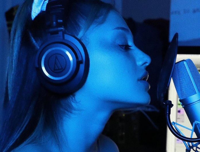 Ariana Grande pokazała nowy tatuaż w klipie „Stuck With U”