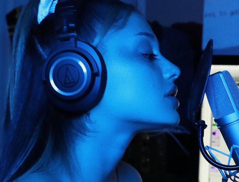 Ariana Grande pokazała nowy tatuaż w klipie „Stuck With U”