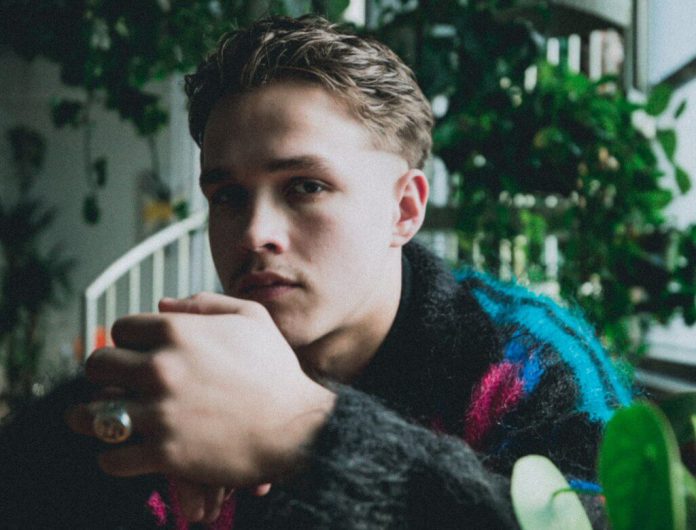 Oliver Malcolm wymyka się gatunkowym konwencjom. Sprawdź singiel „Kevin”