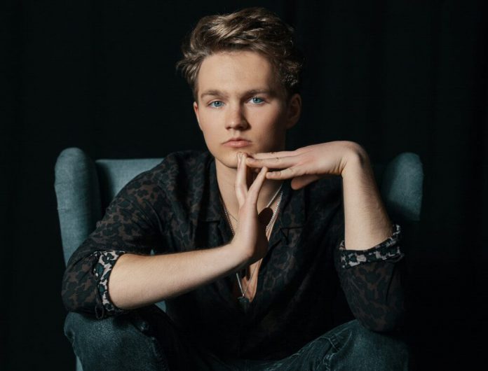 Adam Kubera z The Voice Kids o nowym singlu: Upycham tam doświadczenia z ostatniego roku i z dziewczyną, i z przyjacielem, i z branżą ogólnie