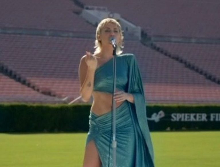 Miley Cyrus zaśpiewała na pustym stadionie! (WIDEO)