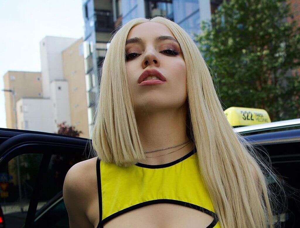 Ava Max TOPLESS! Piosenkarka zachwyciła fanów ⋆ MUZOTAKT.pl