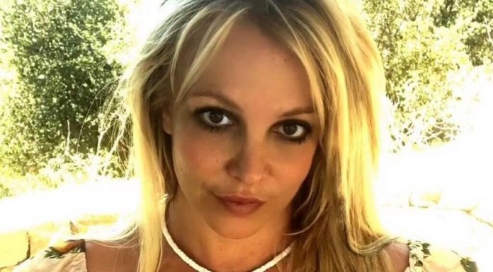 Britney Spears prezentuje nową fryzurę w bikini! Wygląda jak Ariana Grande?