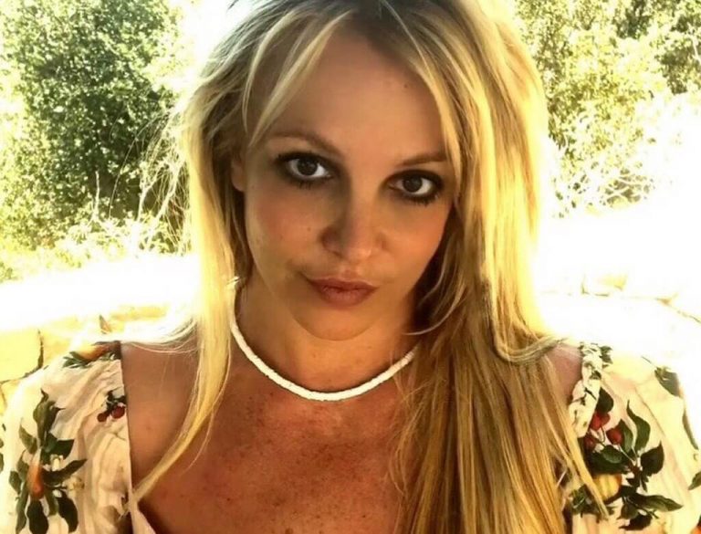 Britney Spears prezentuje nową fryzurę w bikini! Wygląda jak Ariana Grande?
