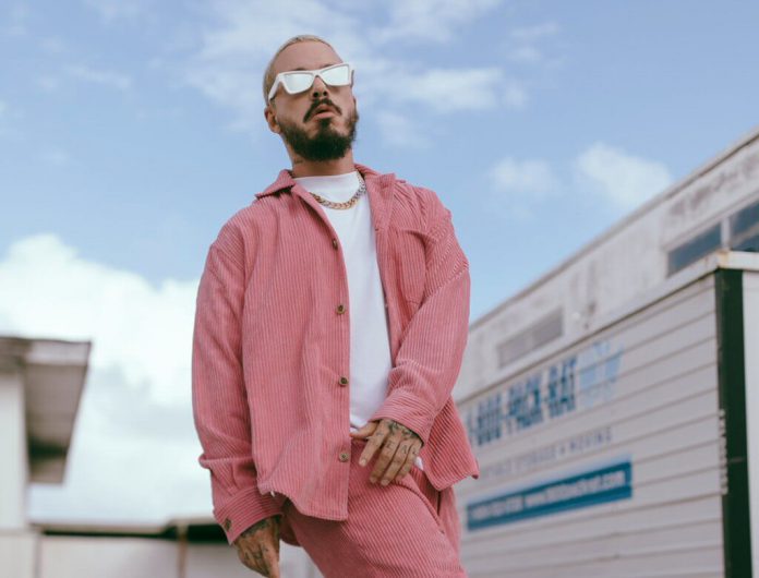 J Balvin z najsłodszym klipem w karierze? Sprawdź „Azul”!