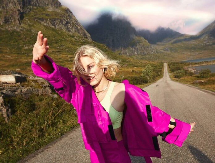 Astrid S w teledysku marzeń do debiutanckiego singla „Dance, Dance, Dance”