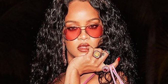 Rihanna pokazała dziką naturę! Barbadoska pozuje w różowej bieliźnie