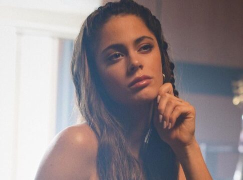 Tini Stoessel w teledysku do singla „Ella Dice”