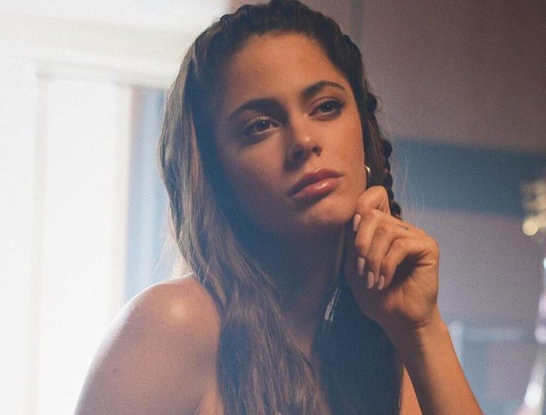 Tini Stoessel w teledysku do singla „Ella Dice”