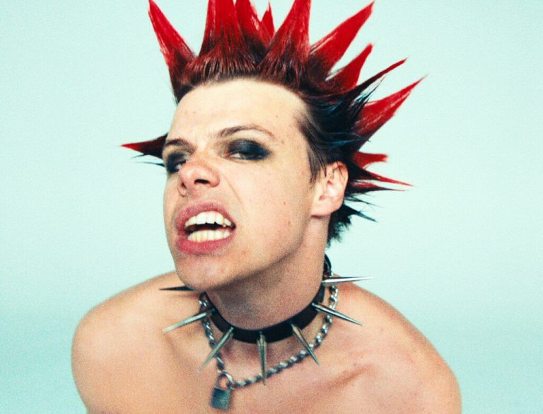 YUNGBLUD z wybuchowym singlem „Strawberry Lipstick” (WIDEO)