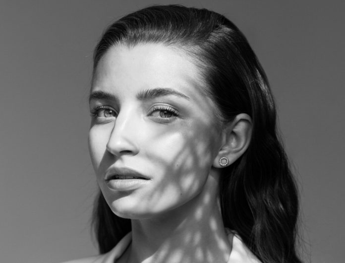 Julia Wieniawa wraca do muzyki. Nowy przejmujący teledysk zaskakuje