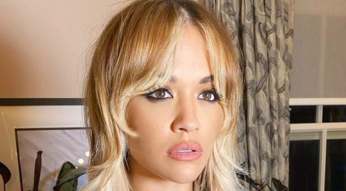 Rita Ora pozuje na pokładzie jachtu