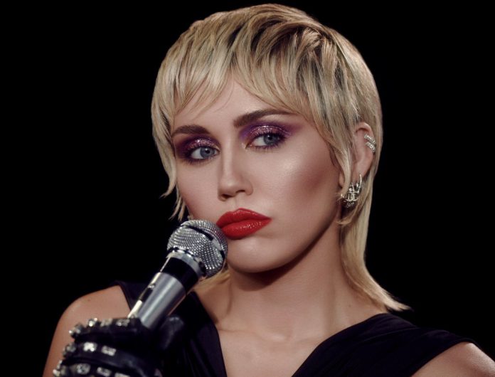 Miley Cyrus powraca z singlem „Midnight Sky”!