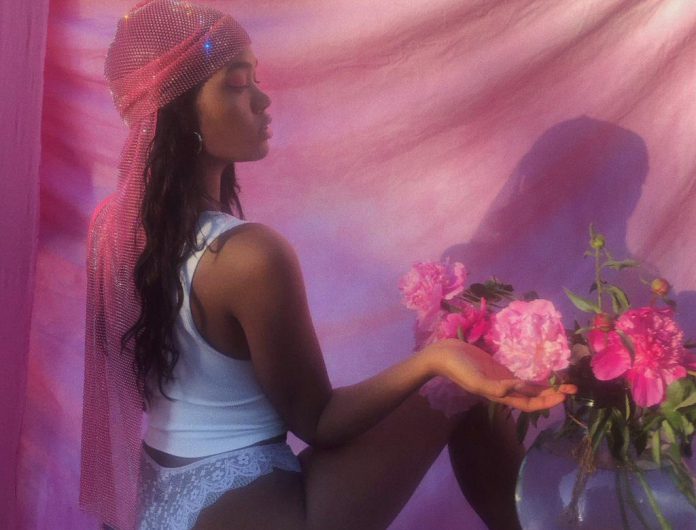 Amber Mark coveruje kultowe „Thong Song”